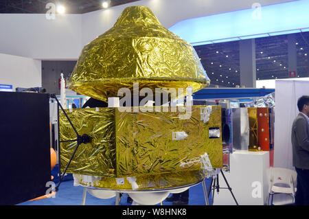 Ein Prototyp Modell von Chinas Mars Sonde ist auf dem Stand von Wissenschaft und Technik in China Aerospace Corporation während des 17 China Interna Stockfoto