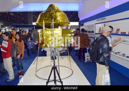 Ein Prototyp Modell von Chinas Mars Sonde ist auf dem Stand von Wissenschaft und Technik in China Aerospace Corporation während des 17 China Interna Stockfoto