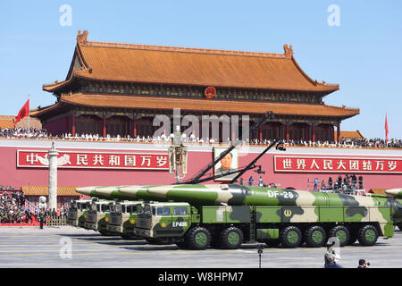 Militärfahrzeuge Durchführung DF-26 Hyperschall long range Anti-Schiffs-Raketen März letzten Platz des Himmlischen Podium während der Militärparade zu t Gedenken Stockfoto