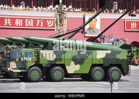 Militärfahrzeuge Durchführung DF-15 B kurzer Reichweite ballistischer Raketen März letzten Platz des Himmlischen Podium während der Militärparade zum 70. Ein zu gedenken. Stockfoto