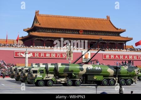 Militärfahrzeuge Durchführung DF-31 eine interkontinentale ballistische Raketen (ICBM) März letzten Platz des Himmlischen Podium während der Militärparade zu commemorat Stockfoto