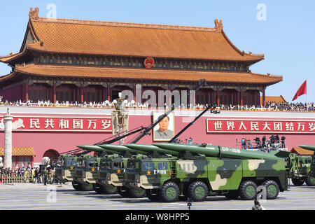 Militärfahrzeuge Durchführung DF-15 B kurzer Reichweite ballistischer Raketen März letzten Platz des Himmlischen Podium während der Militärparade zum 70. Ein zu gedenken. Stockfoto