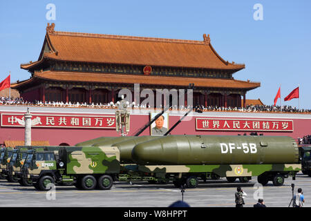 Militärische Fahrzeuge, die DF-5 B flüssigen Kraftstoff Interkontinentalraketen (ICBM) März letzten Platz des Himmlischen Podium während der Militärparade zu Stockfoto