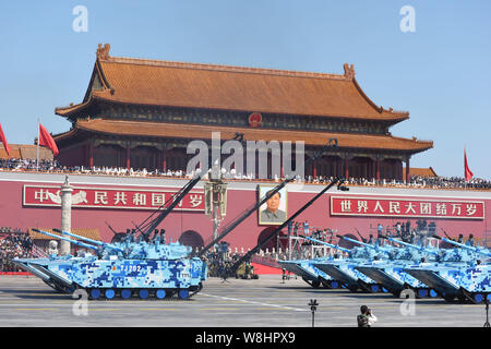 Amphibisches Fahrzeuge März letzten Platz des Himmlischen Podium während der Militärparade zum 70. Jahrestag des Sieges in das Kinn zu gedenken. Stockfoto