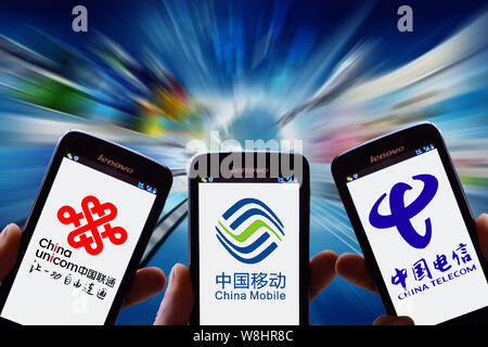 ---- Chinese Handy Nutzer zeigen Logos von (von links) China Unicom, China Mobile und China Telecom auf ihren Smartphones in Stadt Shaoyang, Zentr Stockfoto