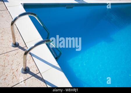 Schwimmbad-Schritte. Stockfoto