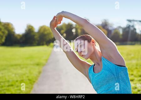 Junge Frau ausdehnen. Stockfoto