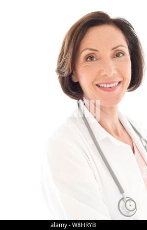 Leitende Ärztin lächelnd in Richtung Kamera. Stockfoto