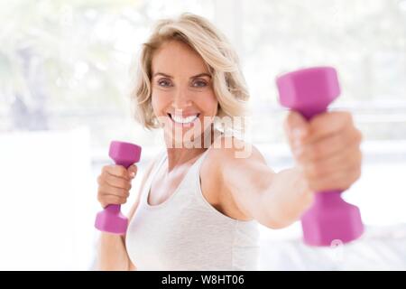 Reife Frau mit Gewichten. Stockfoto