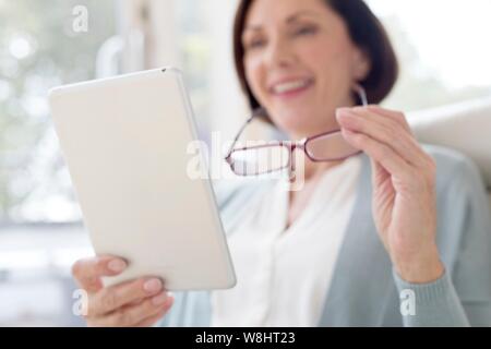 Reife Frau mit digitalen Tablet. Stockfoto