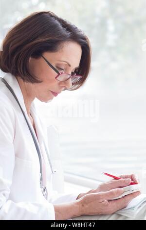 Frau Doktor Brille mit Gerät. Stockfoto