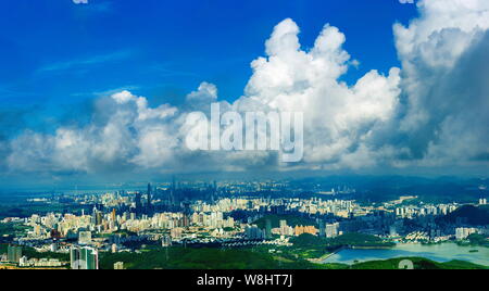 ---- Stadtbild der Innenstadt mit Clustern von Wolkenkratzern und Hochhäusern in Shenzhen, der südchinesischen Provinz Guangdong, 3. Juni 20 Stockfoto