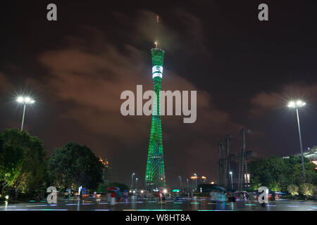------ Nacht Blick auf die Canton Tower in Guangzhou City, die südchinesische Provinz Guangdong, 14. August 2015. Fälle von äußerst verschwenderischen Ausgaben haben b Stockfoto