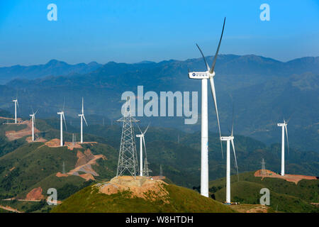 ---- Windenergieanlagen durch Mingyang Electric whirl hergestellten Strom zu einem windpark am Stadtrand von Xinyi Stadt zu generieren, der South China Gua Stockfoto