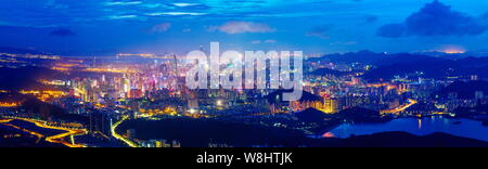 ---- Panorama in der Nacht von Clustern von Wolkenkratzern und Hochhäusern in Shenzhen, der südchinesischen Provinz Guangdong, 2. Juni 2015. Stockfoto