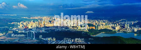 ---- Panorama der Innenstadt von Bereichen mit Clustern von Wolkenkratzern und Hochhäusern in Shenzhen, der südchinesischen Provinz Guangdong, 3 Ju Stockfoto