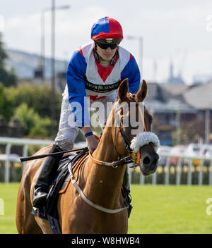 Jockey Kevin Stott auf Wie bizarr vor dem Start der 'Edgen Murray Handicap', Musselburgh Racecourse, 9. August 2019 Stockfoto