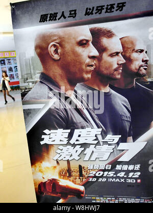 ---- Eine chinesische Kinogänger Spaziergänge Vergangenheit ein Poster für den Film "Wild 7" in einem Kino in Yichang, Provinz Hubei, China 20. April 2015. Stockfoto