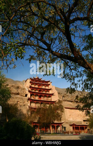 ---- Blick auf die Mogao Grotten oder Mogao Grotten in Dunhuang Stadt im Nordwesten der chinesischen Provinz Gansu, im Oktober 2009. Die Mogao Grotten, es gibt Statue Stockfoto