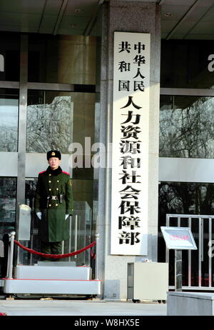 ---- Einen Chinesischen paramilitärischen Polizist wacht am Eingang des Ministerium für Humanressourcen und soziale Sicherheit der Volksrepublik China in Peking, Kinn Stockfoto
