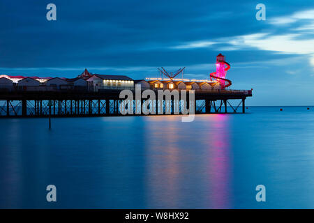 Herne Bay, Kent, Großbritannien. 9. August 2019: BRITISCHE Wetter. Regen Wolken bewegen in über Herne Bay Pier während der Blauen Stunde nach Sonnenuntergang als der größte Sturm seit dem Frühjahr wird gesetzt, Großbritannien an diesem Wochenende zu schlagen. Trotz der schlechten Prognose der Festlichkeiten in der Freitag Nacht. Credit: Alan Payton/Alamy leben Nachrichten Stockfoto