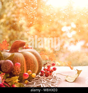 Herbst noch Leben mit Kürbissen und trockene Blätter auf einem Fenster Board an einem regnerischen Tag, getönten Bild Stockfoto