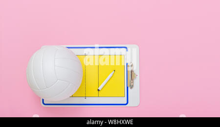 Volleyball und taktische Board mit Marker auf rosa Hintergrund. Ansicht von oben Stockfoto