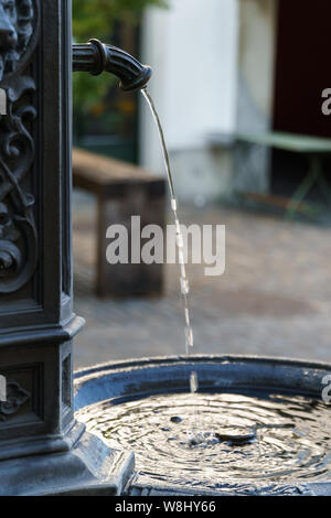 Frisches Trinkwasser, das Besprühen aus der schönen alten Brunnen in Zürich, Hochformat, Nahaufnahme, motion blur im Wasser Stockfoto