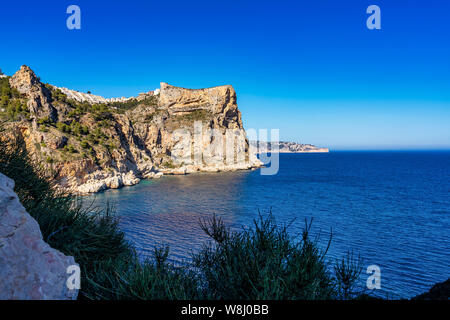 Schöne Felsenküste in Moraira, Costa Blanca, Spanien in Westeuropa Stockfoto