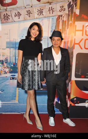 Hong Kong Schauspieler und TV-Moderator Wong Cho-lam, rechts, und seine Schauspielerin Frau Leanne Li posieren auf dem roten Teppich, wie sie für die Premiere der neuen Movi ankommen Stockfoto