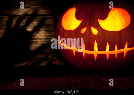 Halloween Pumpkin Head Jack auf hölzernen Hintergrund Stockfoto