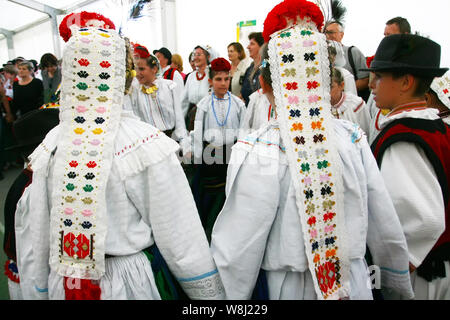 Zagreb, Kroatien - 17. Mai 2008: Details zu Trachten auf Kinder, dass Tanzen bei einer Folklore Festival in Zagreb, Kroatien. Stockfoto