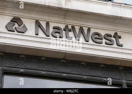 Eine Filiale der National Westminster Bank in London gesehen. Stockfoto