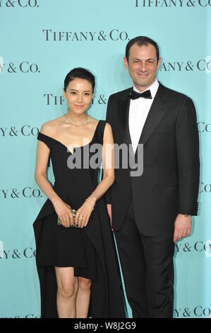 Chinesische Schauspielerin Gao Yuanyuan, Links, stellt, wie Sie für eine Veranstaltung, die von der Mode Schmuck Teekocher Tiffany & Co. in Peking, China, 21. Mai 2015 eingegangen ist. Stockfoto