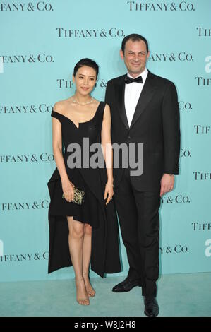 Chinesische Schauspielerin Gao Yuanyuan, Links, stellt, wie Sie für eine Veranstaltung, die von der Mode Schmuck Teekocher Tiffany & Co. in Peking, China, 21. Mai 2015 eingegangen ist. Stockfoto