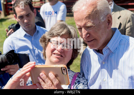 Clear Lake, Iowa, USA. 09 Aug, 2019. Vizepräsident Joe Biden besucht eine gemeinschaftliche Veranstaltung im Boone County Fairgrounds auf seinem Präsidentschaftswahlkampf Schwingen durch Central Iowa. Credit: Brian Cahn/ZUMA Draht/Alamy leben Nachrichten Stockfoto