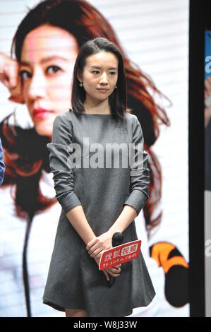 Chinesische Schauspielerin Dong Jie stellt während einer Pressekonferenz für Ihre TV-Drama 'Tiger Mom" in Peking, China, 10. April 2015. Stockfoto
