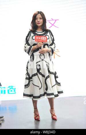 Chinesische Schauspielerin Zhao Wei stellt während einer Pressekonferenz für Ihre TV-Drama 'Tiger Mom" in Peking, China, 10. April 2015. Stockfoto