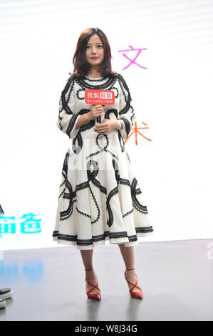 Chinesische Schauspielerin Zhao Wei stellt während einer Pressekonferenz für Ihre TV-Drama 'Tiger Mom" in Peking, China, 10. April 2015. Stockfoto