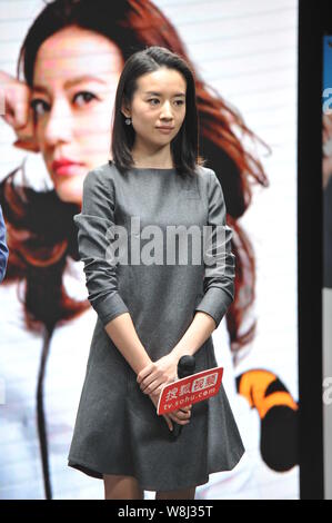 Chinesische Schauspielerin Dong Jie stellt während einer Pressekonferenz für Ihre TV-Drama 'Tiger Mom" in Peking, China, 10. April 2015. Stockfoto