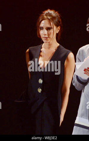 Englisch Modedesigner und Prominente Victoria Beckham die Womenswear Final Event der Internationalen Woolmark-Preis 2014/2015 Wettbewerb sorgt sich i Stockfoto