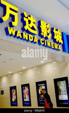 ------ Chinesische Zuschauer in ein Wanda Kino zu Fuß einen Film in Yichang city zu beobachten, der Provinz Hubei in Zentralchina, 14. Dezember 2014. Wanda Kino Stockfoto