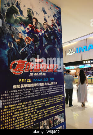 Chinesische Zuschauer vorbei ein Plakat des Films "Avengers: Alter von Panasonic" in einem Kino in Kunshan City, Central China Provinz Hubei, 12. Mai 2015. Stockfoto