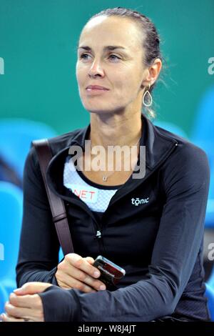 Die Schweizer Tennisspielerin Martina Hingis Uhren ein viertelfinalegleiches der Frauen singles während der wta Guangzhou Tennis Turnier 2015 Öffnen in Guangzh Stockfoto