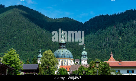 Hauptfassade des Kloster Ettal, Kloster Ettal in der Nähe von Oberammergau, ein Kloster der Benediktiner in Ettal, Bayern, Deutschland. Stockfoto