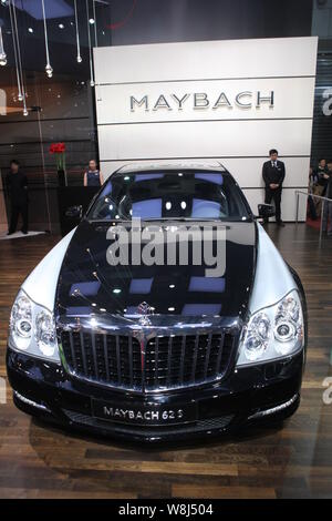 ---- Eine Mercedes-Maybach 62S ist auf dem Display während der 14. Internationalen Automobil- Ausstellung in Shanghai, die auch als Auto Shanghai 2011 bekannt, Stockfoto