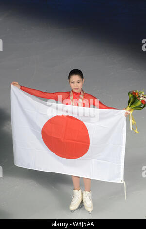 Silbermedaillengewinner Satoko Miyahara von Japan stellt mit einem japanischen Nationalflagge während der Damen Siegerehrung der ISU Welt Eiskunstlauf Champi Stockfoto