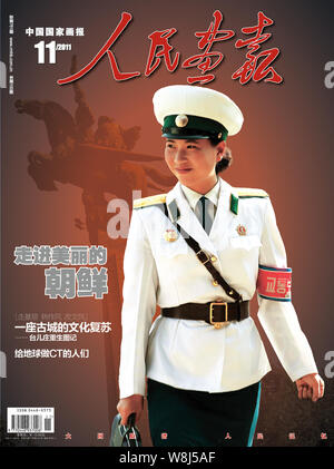 Diese Abdeckung der China Pictorial 11. Ausgabe im Jahr 2011 verfügt über einen nordkoreanischen Verkehr Polizistin in Pjöngjang. Stockfoto