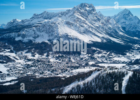 Das romantische, Verschneite Skigebiet von Cortina d Ampezzo in den italienischen Dolomiten von tofana gesehen mit Col Druscie im Vordergrund. Stockfoto