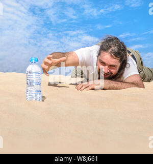 Durstige Mann in der Wüste erreicht für eine Flasche des reinen Wassers. Stockfoto